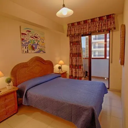 Sleeps 5 With Air Con And Wifi شقة