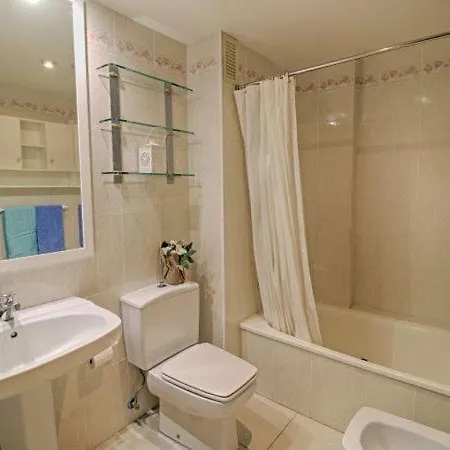 Sleeps 5 With Air Con And Wifi شقة كاليبي